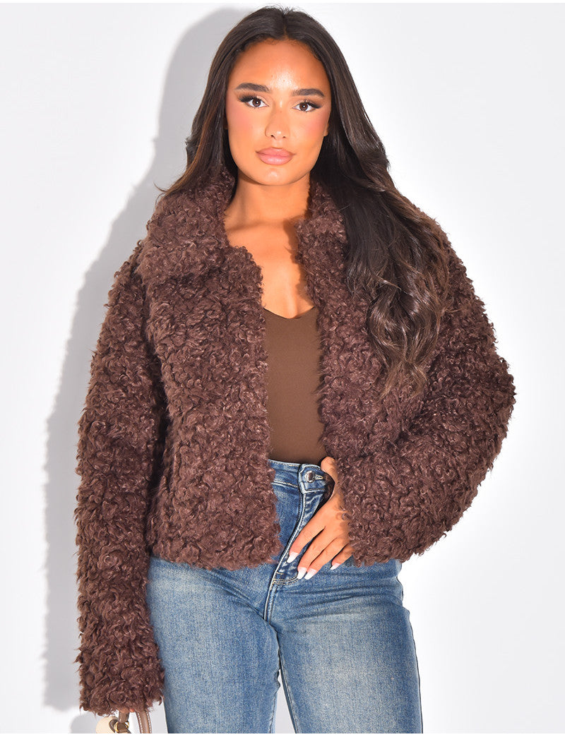 Veste courte en fourrure effet mouton bouclé marron