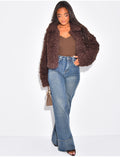 Veste courte en fourrure effet mouton bouclé marron