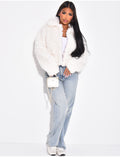 Veste courte en fourrure effet mouton bouclé blanche