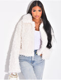 Veste courte en fourrure effet mouton bouclé blanche