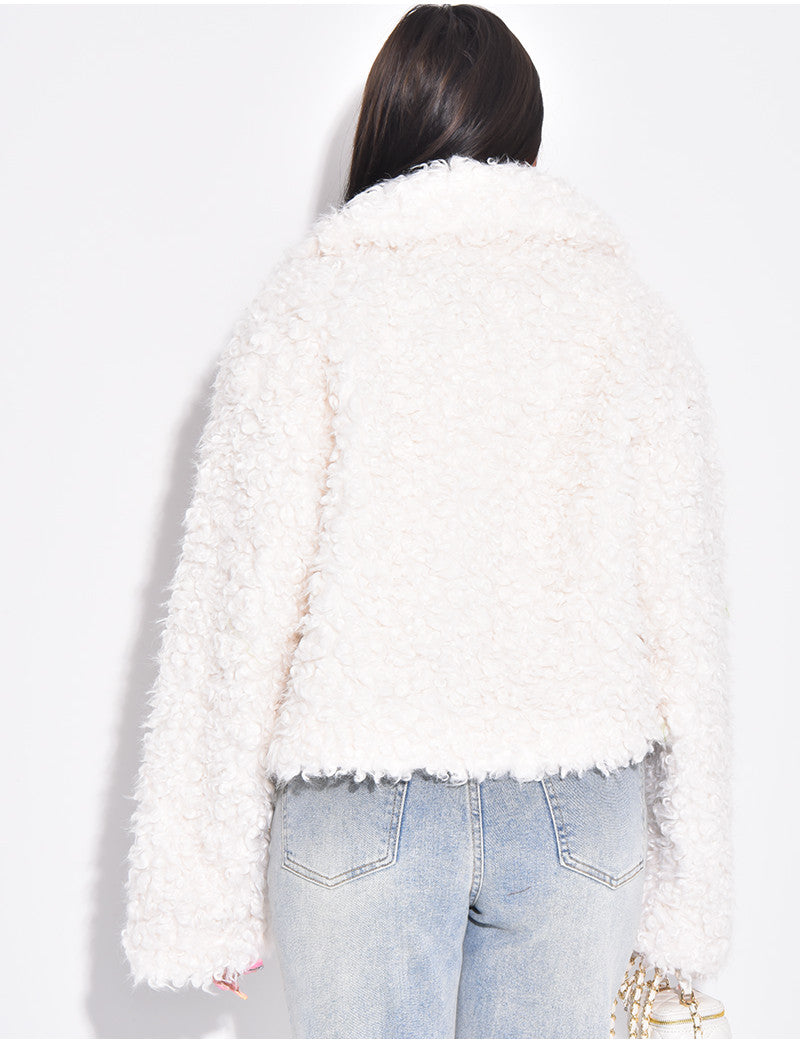 Veste courte en fourrure effet mouton bouclé blanche