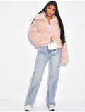 Veste courte en fourrure effet mouton bouclé rose