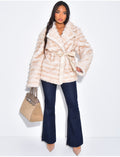 Manteau court en fausse fourrure à ceinture assortie