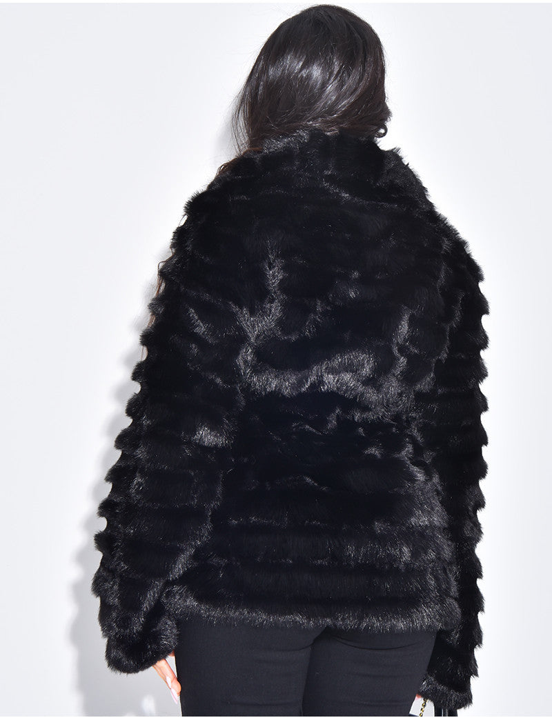 Manteau court en fausse fourrure à ceinture assortie