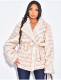 Manteau court en fausse fourrure à ceinture assortie