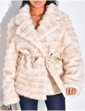 Manteau court en fausse fourrure à ceinture assortie