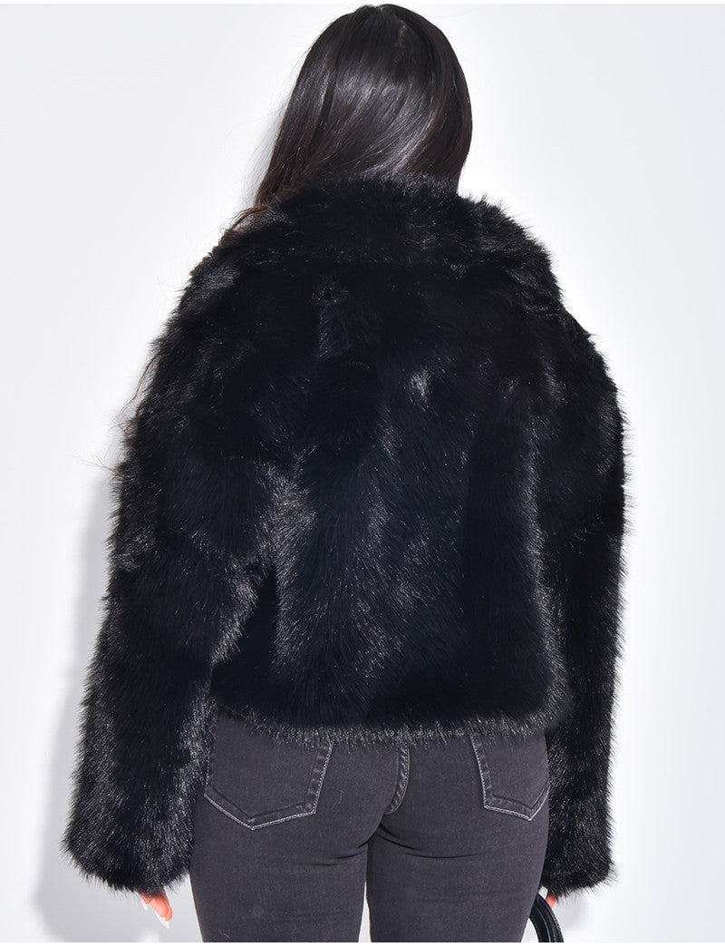 Veste courte en fausse fourrure zipée