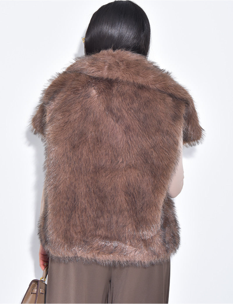 Manteau court en fausse fourrure sans manche