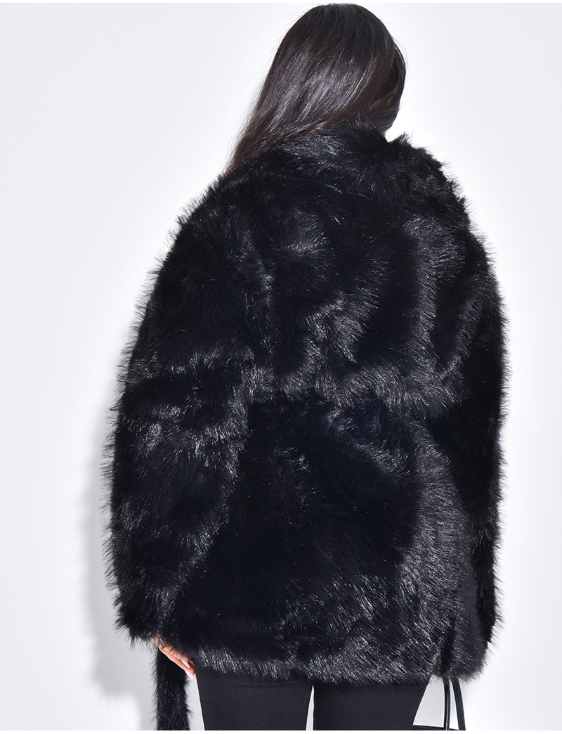 Manteau mi-long en fausse fourrure à ceinture