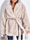 Manteau mi-long en fausse fourrure à ceinture