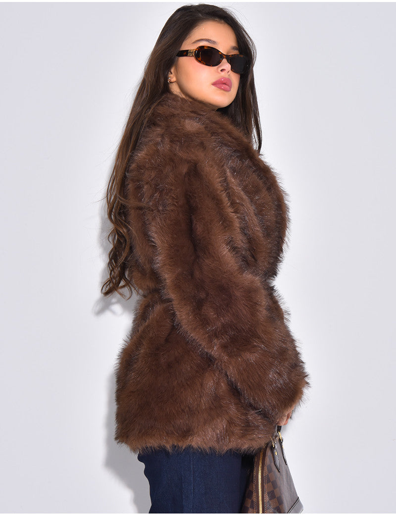 Manteau mi-long en fausse fourrure à ceinture