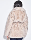 Manteau mi-long en fausse fourrure à ceinture