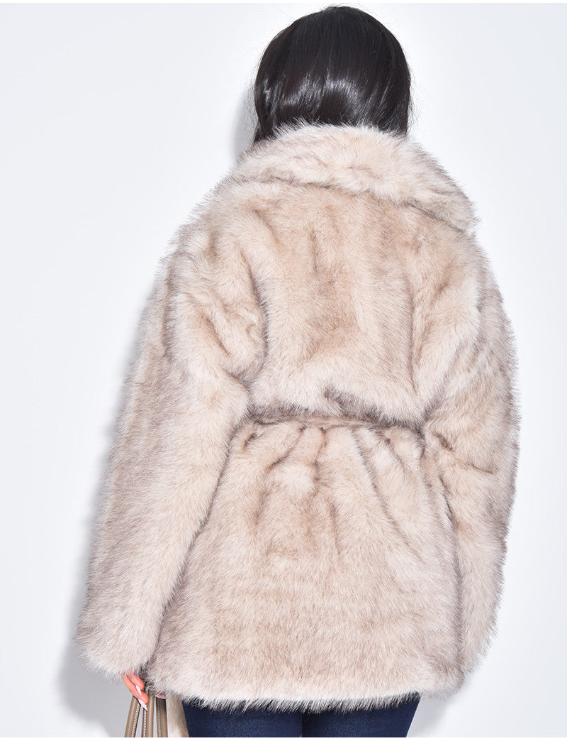 Manteau mi-long en fausse fourrure à ceinture