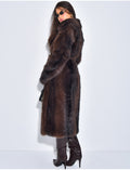 Manteau très long en fausse fourrure et ceinture