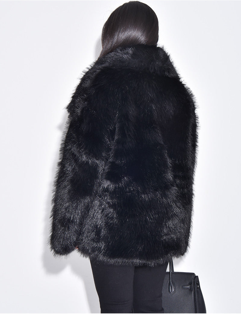 Manteau mi-long en fausse fourrure à col rabattu