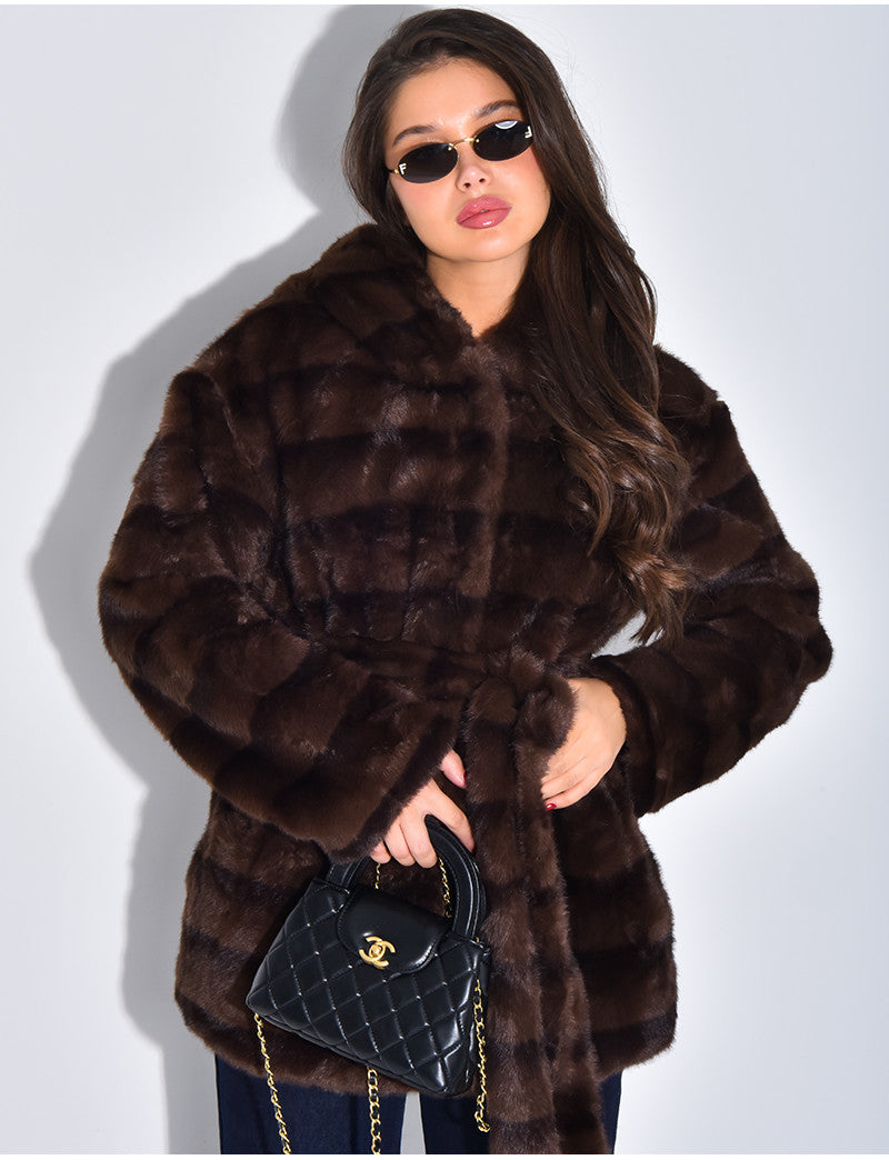Manteau mi-long en fausse fourrure à capuche