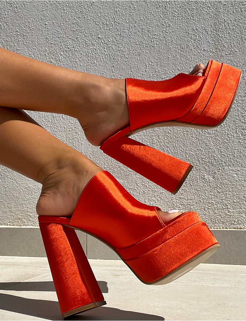 Mules compensées en satin