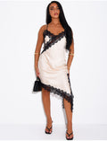 Robe longue en satin à bordures en dentelle