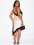 Robe longue en satin à bordures en dentelle