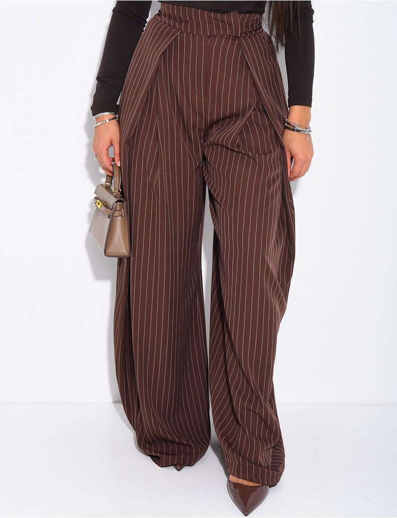 Pantalon de tailleur coupe large effet bouffant à rayures