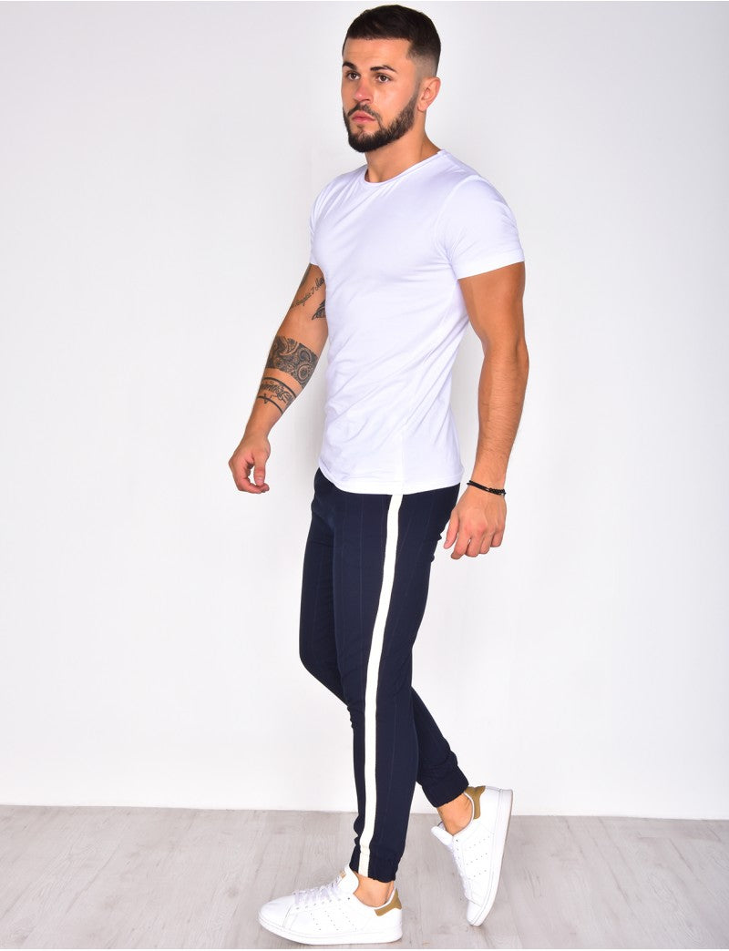 Pantalon marine à bandes blanches resserré en bas