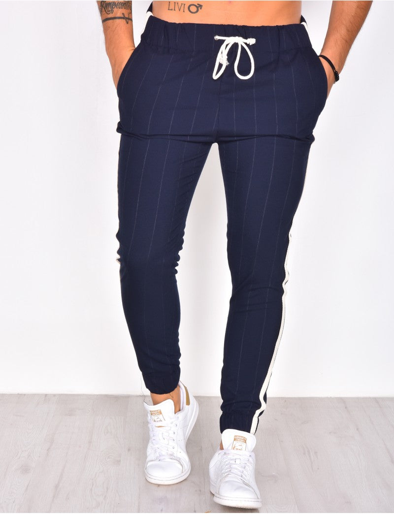 Pantalon marine à bandes blanches resserré en bas
