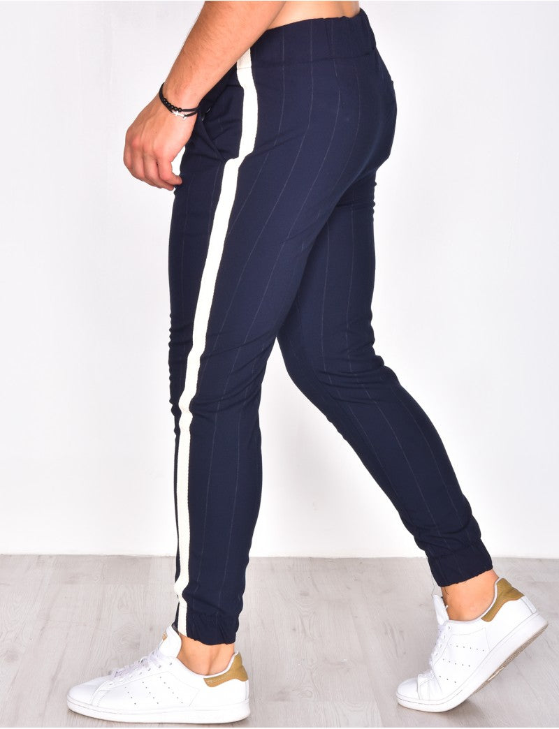 Pantalon marine à bandes blanches resserré en bas