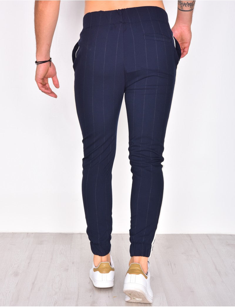 Pantalon marine à bandes blanches resserré en bas