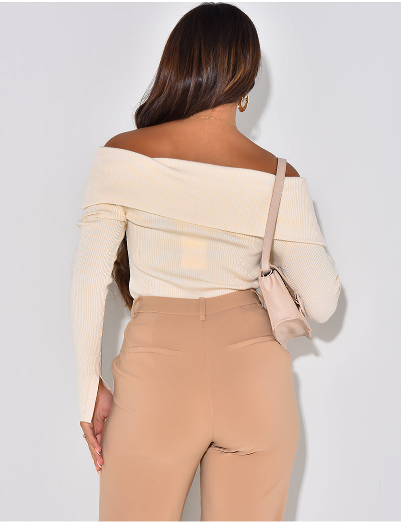 Pull moulant col bateau