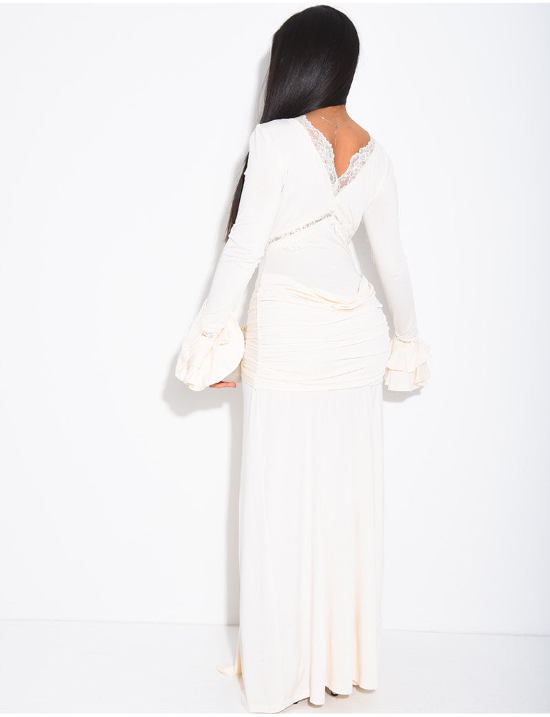 Robe longue et moulante à détails en dentelle et drapé à la taille