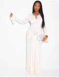 Robe longue et moulante à détails en dentelle et drapé à la taille