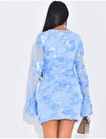 Robe courte à fleurs contrastantes et manches évasées