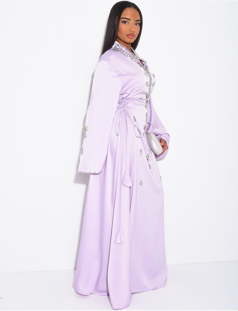 Abaya premium en satin ornée de cristaux et lacets