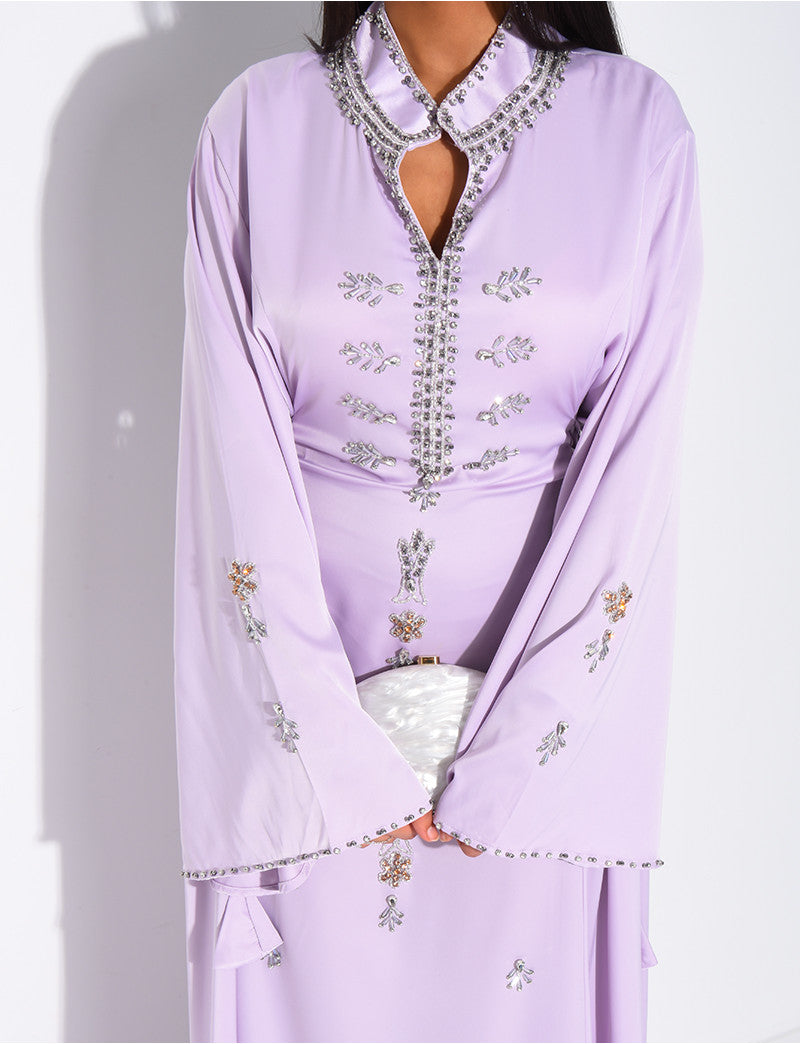 Abaya premium en satin ornée de cristaux et lacets
