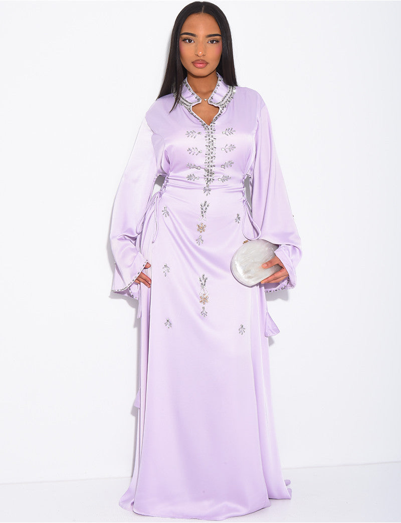 Abaya premium en satin ornée de cristaux et lacets