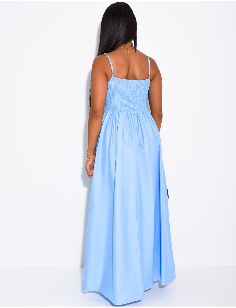 Robe à perles sur les bretelles