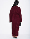 Robe longue avec cape à empiècements en dentelle