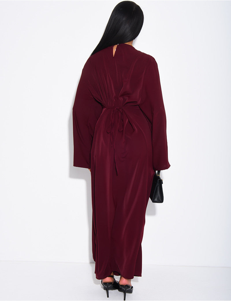 Robe longue avec cape à empiècements en dentelle
