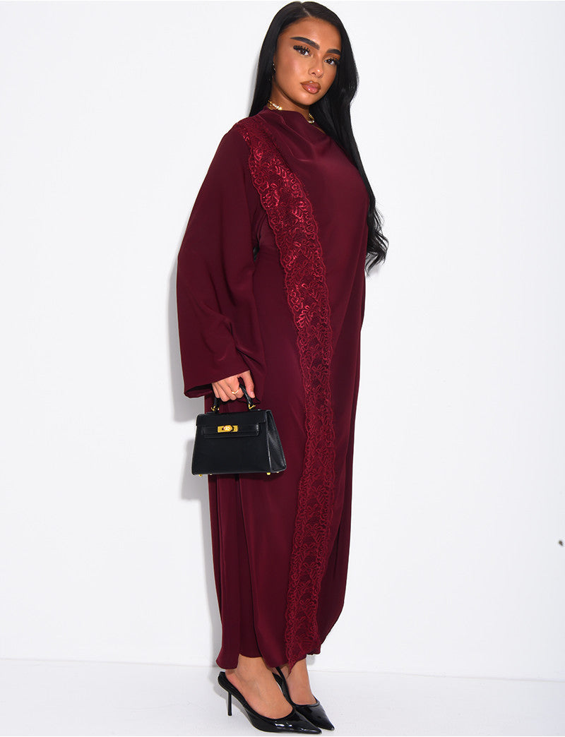 Robe longue avec cape à empiècements en dentelle