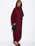 Robe longue avec cape à empiècements en dentelle