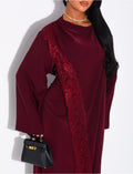Robe longue avec cape à empiècements en dentelle