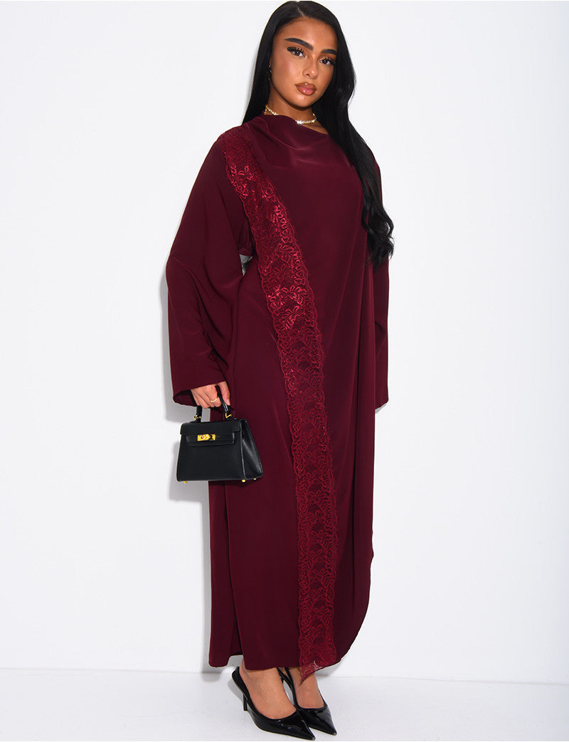 Robe longue avec cape à empiècements en dentelle