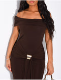 Robe longue col bateau drapée et broche à la taille