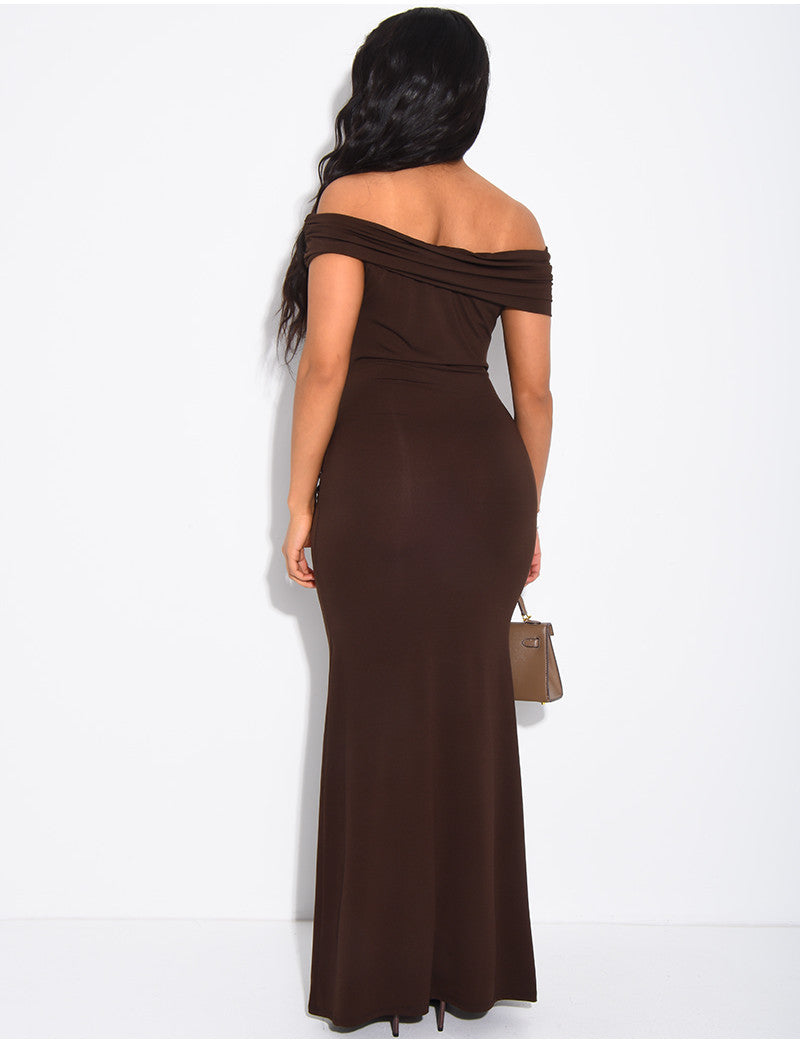 Robe longue col bateau drapée et broche à la taille