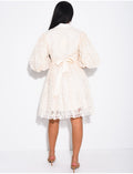 Robe courte en voile brodé & manches bouffantes