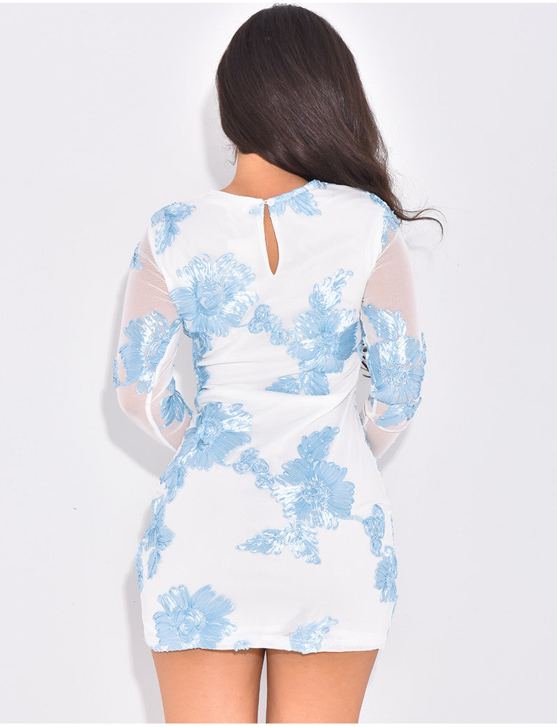 Robe courte à fleurs contrastantes et manches évasées