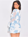 Robe courte à fleurs contrastantes et manches évasées