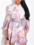 Robe courte à motifs imprimées et ceinture épaisse à la taille