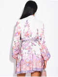 Robe courte à motifs imprimées et ceinture épaisse à la taille