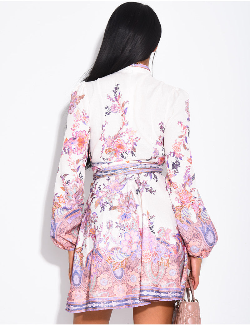 Robe courte à motifs imprimées et ceinture épaisse à la taille